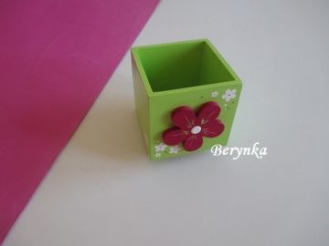 Dřevěný stojánek na tužky s kytičkou