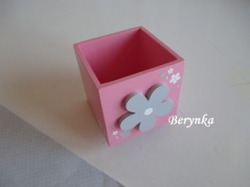 Dřevěný stojánek na tužky s kytičkou