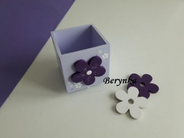 Dřevěný stojánek na tužky s kytičkou