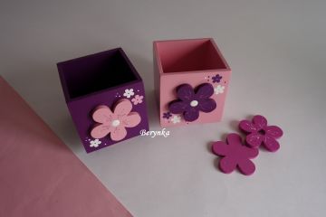 Dřevěný stojánek na tužky s kytičkou