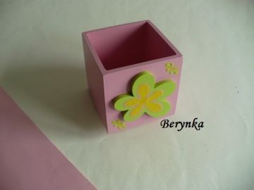 Dřevěný stojánek na tužky s kytičkou