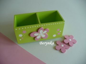 Dřevěný stojánek na tužky s kytičkou