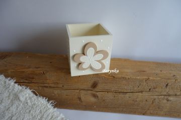 Dřevěný stojánek na tužky s kytičkou