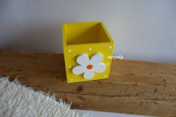 Dřevěný stojánek na tužky s kytičkou