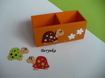 Dřevěný stojánek na tužky se želvičkou