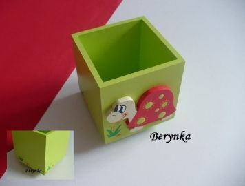 Dřevěný stojánek na tužky se želvičkou