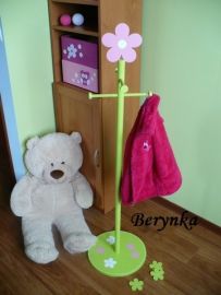 Věšák - němý sluha s kytičkou