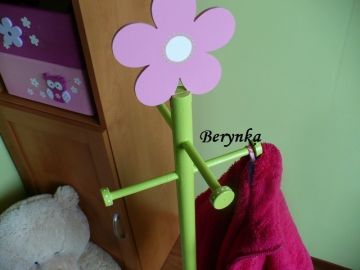 Věšák - němý sluha s kytičkou