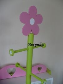 Věšák - němý sluha s kytičkou