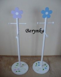 Věšák - němý sluha s kytičkou