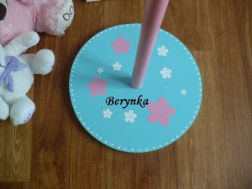 Věšák - němý sluha s kytičkou