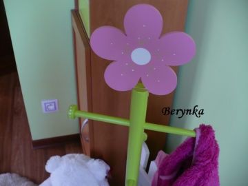 Věšák - němý sluha s kytičkou