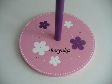 Věšák - němý sluha s kytičkou