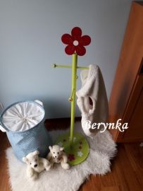 Věšák - němý sluha s kytičkou