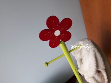 Věšák - němý sluha s kytičkou