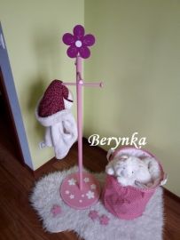 Věšák - němý sluha s kytičkou