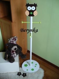 Věšák - němý sluha se sovičkou