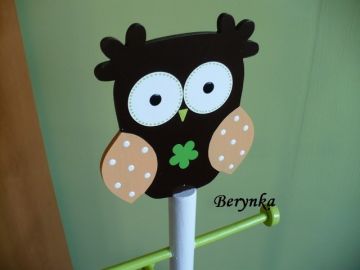 Věšák - němý sluha se sovičkou