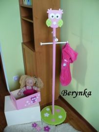 Věšák - němý sluha se sovičkou