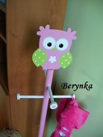 Věšák - němý sluha se sovičkou