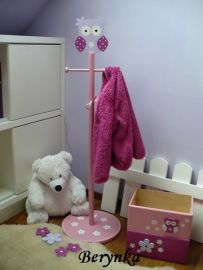 Věšák - němý sluha se sovičkou