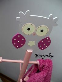 Věšák - němý sluha se sovičkou