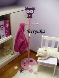 Věšák - němý sluha se sovičkou