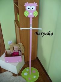 Věšák - němý sluha se sovičkou