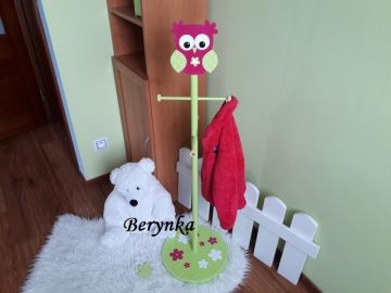 Věšák - němý sluha se sovičkou