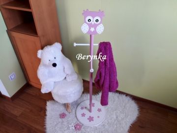 Věšák - němý sluha se sovičkou