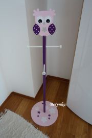 Věšák - němý sluha se sovičkou