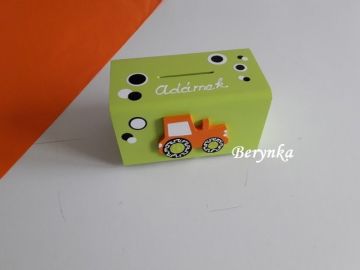 Dřevěná pokladnička s traktorem