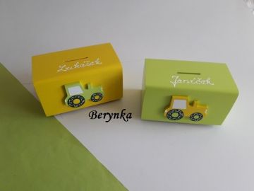 Dřevěná pokladnička s traktorem