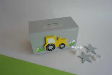 Dřevěná pokladnička s traktorem