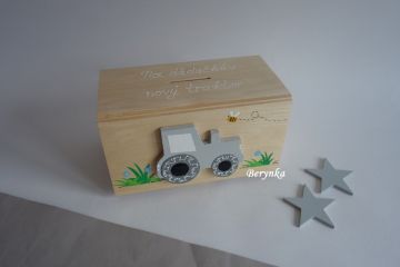 Dřevěná pokladnička s traktorem