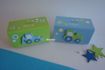 Dřevěná pokladnička s traktorem