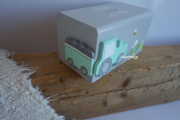 Dřevěná pokladnička s traktorem