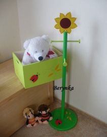 Věšák - němý sluha se slunečnicí