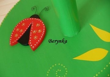 Věšák - němý sluha se slunečnicí