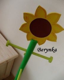 Věšák - němý sluha se slunečnicí