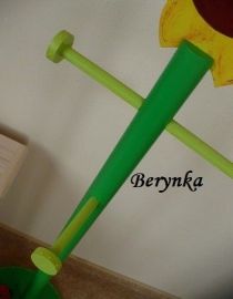 Věšák - němý sluha se slunečnicí