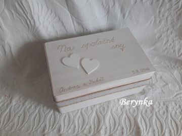 Svatební krabička patinovaná s krajkou