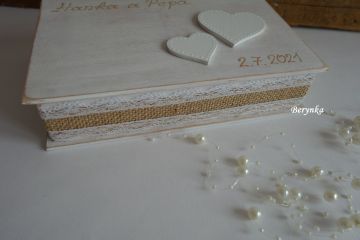 Svatební krabička patinovaná s krajkou