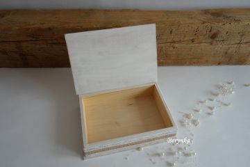 Svatební krabička patinovaná s krajkou