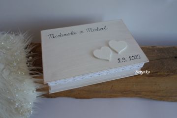 Svatební krabička patinovaná s krajkou