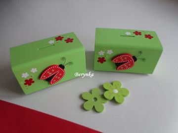 Dřevěná pokladnička s beruškou