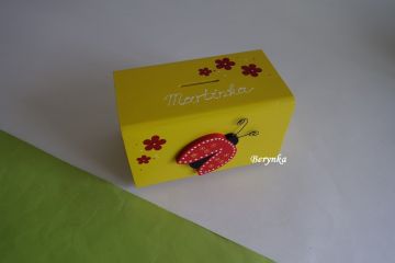 Dřevěná pokladnička s beruškou