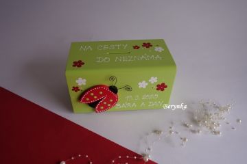 Dřevěná pokladnička s beruškou