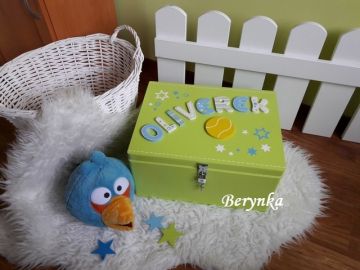 Dřevěná vzpomínková bedýnka s tenisovým míčkem