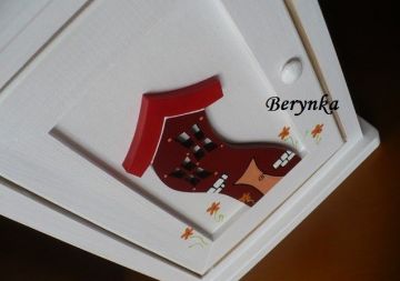 Dřevěná skříňka na klíče s domkem